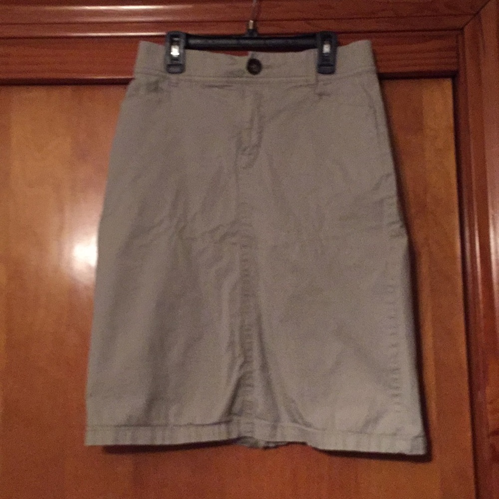 Comfortable and Cute Christopher & Banks size 4 khaki skirt